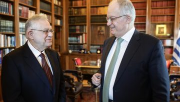 &Omicron; &laquo;&alpha;&beta;&epsilon;&rho;&omega;&phi;&iota;&kappa;ό&sigmaf;&raquo; &kappa;&alpha;&phi;έ&sigmaf; &kappa;&alpha;&iota; &eta; &pi;&alpha;&rho;έ&lambda;&alpha;&sigma;&eta; &tau;&omega;&nu; &pi;&rho;ώ&eta;&nu; &sigma;&tau;&omicron; &Pi;&rho;&omicron;&epsilon;&delta;&rho;&iota;&kappa;ό