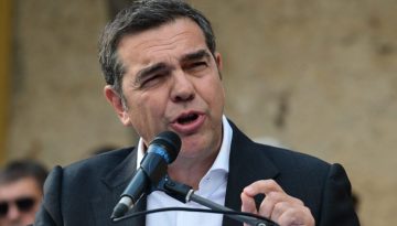 &Omicron; &Delta;&eta;&mu;&eta;&tau;&rho;&iota;ά&delta;&eta;&sigmaf; έ&sigma;&tau;&epsilon;&iota;&lambda;&epsilon; &epsilon;&xi;ώ&delta;&iota;&kappa;&omicron; &sigma;&tau;&omicron;&nu; &Tau;&sigma;ί&pi;&rho;&alpha;: &laquo;&Omicron; &phi;ό&beta;&omicron;&sigmaf; &alpha;&lambda;&lambda;ά&zeta;&epsilon;&iota; &sigma;&tau;&rho;&alpha;&tau;ό&pi;&epsilon;&delta;&omicron;&raquo;