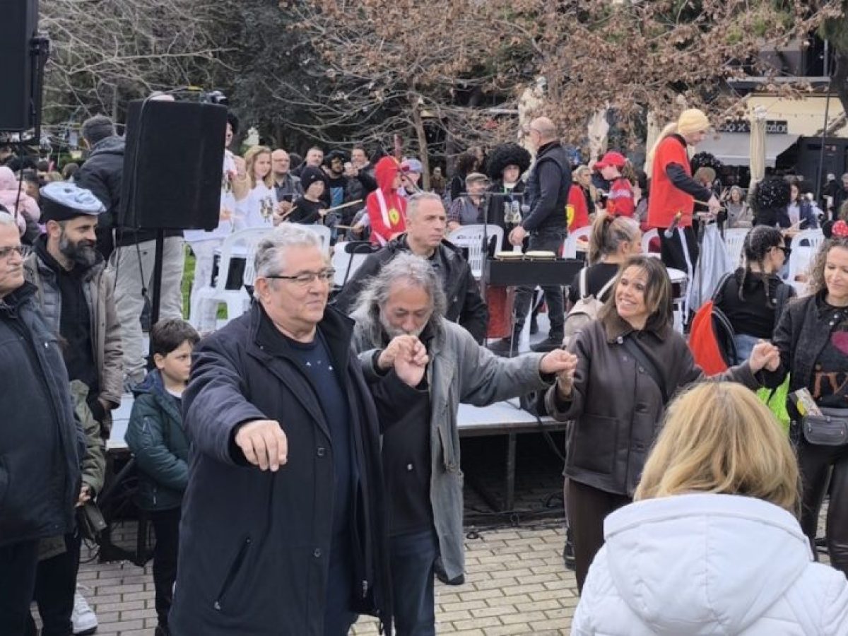 Ο Δημήτρης Κουτσούμπας έσυρε τον χορό στο καρναβάλι του δήμου Χαϊδαρίου