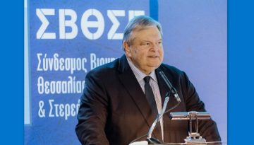 &Omicron; &kappa;ό&sigma;&mu;&omicron;&sigmaf; ά&lambda;&lambda;&alpha;&xi;&epsilon; &mdash;&eta; &Epsilon;&lambda;&lambda;ά&delta;&alpha; &alpha;&kappa;ό&mu;&eta; &alpha;&nu;&alpha;&rho;&omega;&tau;&iota;έ&tau;&alpha;&iota;
