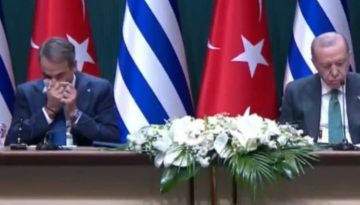 Ο Μητσοτάκης σκούπιζε την μύτη του και μετά έκανε χειραψία με τον Τούρκο πρόεδρο