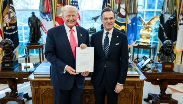 Ο Νέος Πρέσβης της Ελλάδας στις Ηνωμένες Πολιτείες Επιδίδει Διαπιστευτήρια στον Ντόναλντ Τραμπ
