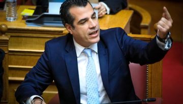 &Omicron; &Pi;&lambda;&epsilon;ύ&rho;&eta;&sigmaf; &kappa;&alpha;&tau;έ&beta;&alpha;&sigma;&epsilon; &tau;&omicron;&nu; &Gamma;&rho;ά&mu;&mu;&omicron; &kappa;&alpha;&iota; &tau;&omicron; &Beta;ί&tau;&sigma;&iota; &sigma;&tau;&eta; &Beta;&omicron;&upsilon;&lambda;ή &ndash; &Epsilon;&mu;&phi;&upsilon;&lambda;&iota;&omicron;&pi;&omicron;&lambda;&epsilon;&mu;&iota;&kappa;ό &laquo;&kappa;&rho;&epsilon;&sigma;έ&nu;&tau;&omicron;&raquo;