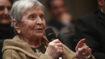 &Omicron; &pi;&omicron;&lambda;&iota;&tau;&iota;&kappa;ό&sigmaf; &kappa;ό&sigma;&mu;&omicron;&sigmaf; &alpha;&pi;&omicron;&chi;&alpha;&iota;&rho;&epsilon;&tau;ά &tau;&eta;&nu; &Epsilon;&lambda;έ&nu;&eta; &Gamma;&lambda;ύ&kappa;&alpha;&tau;&zeta;&eta;-&Alpha;&rho;&beta;&epsilon;&lambda;έ&rho;: &laquo;&Eta; &delta;&iota;&alpha;&delta;&rho;&omicron;&mu;ή &tau;&eta;&sigmaf; &epsilon;ί&nu;&alpha;&iota; &mu;ί&alpha; &delta;&iota;&alpha;&rho;&kappa;ή&sigmaf; &alpha;&pi;ό&delta;&epsilon;&iota;&xi;&eta; &tau;&eta;&sigmaf; &delta;ύ&nu;&alpha;&mu;&eta;&sigmaf; &tau;&eta;&sigmaf; &theta;έ&lambda;&eta;
