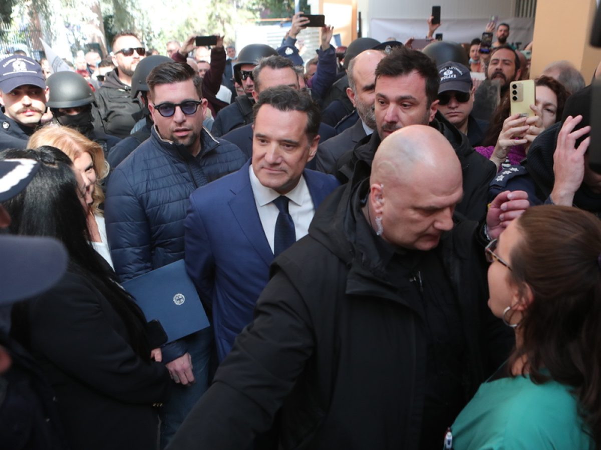 Ο Άδωνις Γεωργιάδης καταγγέλλει «τη βία του ΚΚΕ και της ΑΝΤΑΡΣΥΑ» – Άγρια επεισόδια στο νοσοκομείο της Νίκαιας (βίντεο, ε