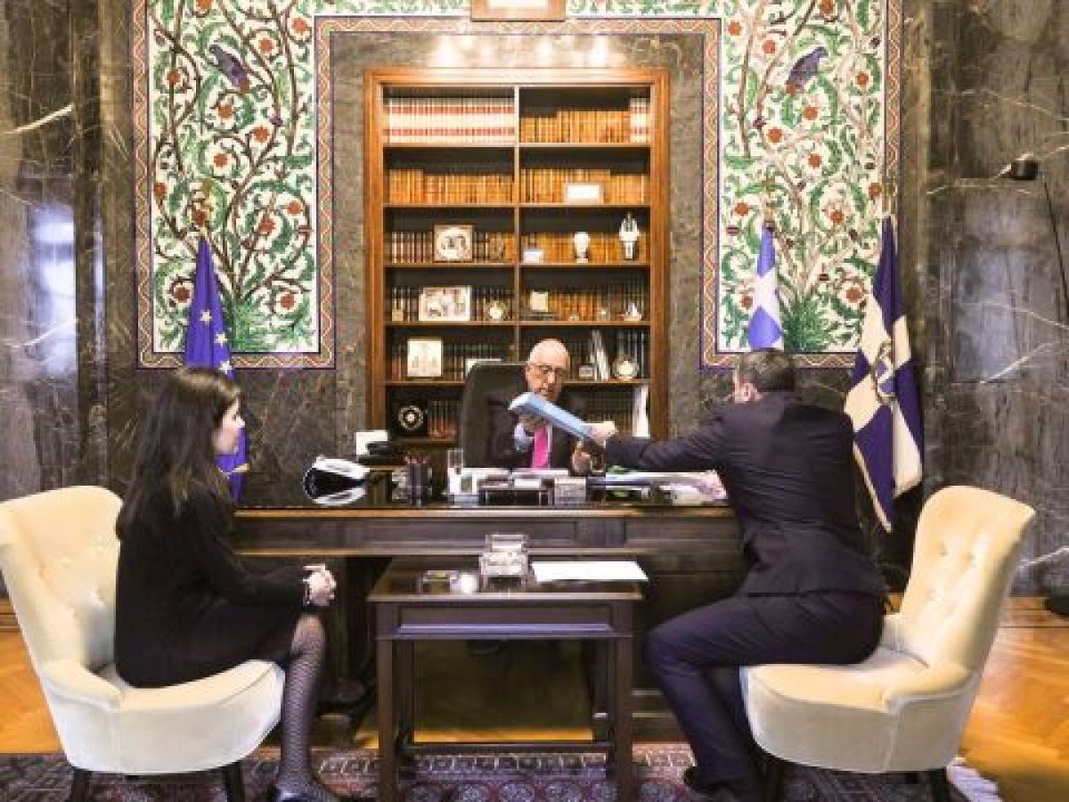 ΟΠΕΚΕΠΕ: Παραδόθηκε στον Νικήτα Κακλαμάνη το πόρισμα της Εξεταστικής Επιτροπής (Εικόνες)