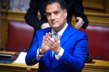 otan-o-Άdonis-kamarose-ton