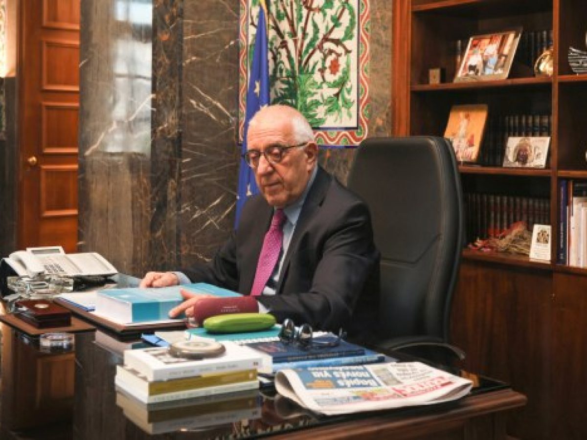 Παραδόθηκε στον Νικήτα Κακλαμάνη το πόρισμα της εξεταστικής επιτροπής για το σκάνδαλο του ΟΠΕΚΕΠΕ