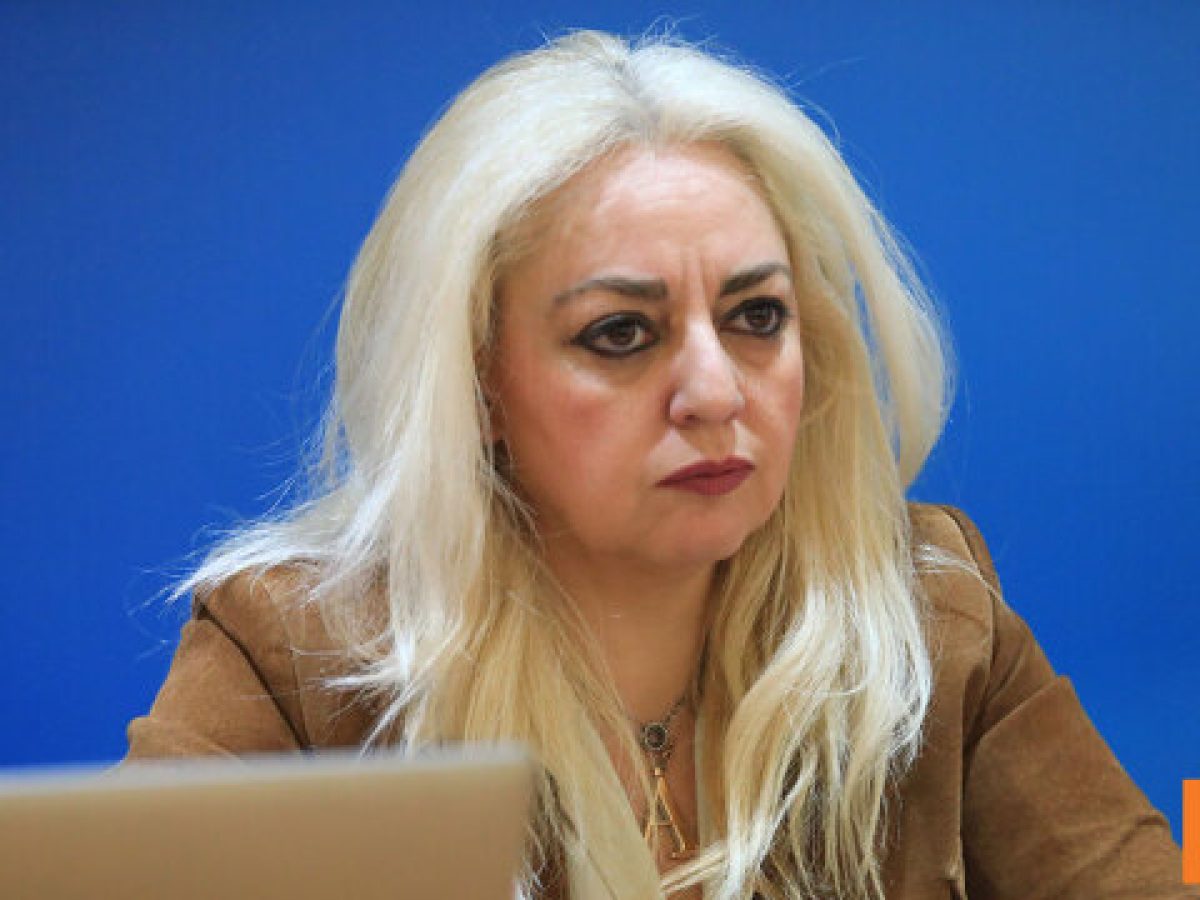 Παραιτήθηκε η Άννα Στρατινάκη από υποδιοικήτρια της Ανεξάρτητης Αρχής για την Αγορά λόγω της εμπλοκής του συζύγου της στη