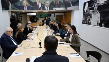 &Pi;&alpha;&Sigma;&omicron;&Kappa;: &Tau;&omicron; &pi;&alpha;&rho;&alpha;&sigma;&kappa;ή&nu;&iota;&omicron; &tau;&eta;&sigmaf; 5&omega;&rho;&eta;&sigmaf; &Kappa;&Omicron;&Epsilon;&Sigma; &ndash; &Omicron;&iota; &alpha;&iota;&chi;&mu;έ&sigmaf; &Delta;&omicron;ύ&kappa;&alpha;, &eta; &alpha;&pi;ά&nu;&tau;&eta;&sigma;&eta; &Alpha;&nu;&delta;&rho;&omicron;&upsilon;&lambda;ά&kappa;&eta;