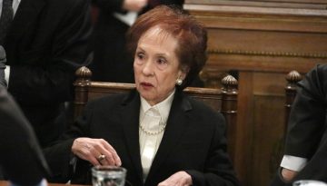 &Pi;έ&theta;&alpha;&nu;&epsilon; &eta; Ά&nu;&nu;&alpha; &Mu;&pi;&epsilon;&nu;ά&kappa;&eta; &Psi;&alpha;&rho;&omicron;ύ&delta;&alpha; &sigma;&epsilon; &eta;&lambda;&iota;&kappa;ί&alpha; 92 &epsilon;&tau;ώ&nu; &ndash; &Eta; &pi;&rho;ώ&tau;&eta; &gamma;&upsilon;&nu;&alpha;ί&kappa;&alpha; &Pi;&rho;ό&epsilon;&delta;&rho;&omicron;&sigmaf; &tau;&eta;&sigmaf; &Beta;&omicron;&upsilon;&lambda;ή&sigmaf;