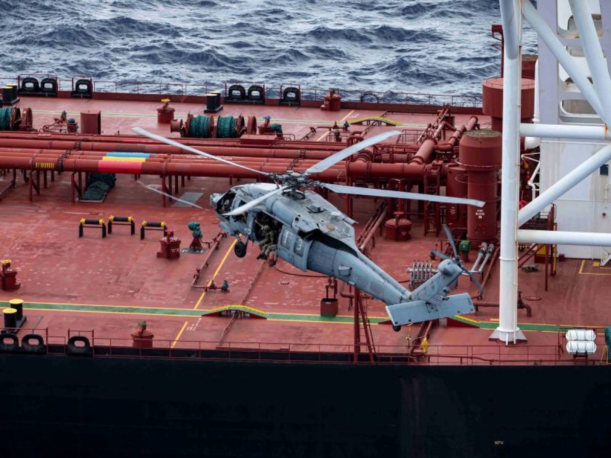 Πεζοναύτες των ΗΠΑ σε αεροαπόβαση στο Τάνκερ Veronica III