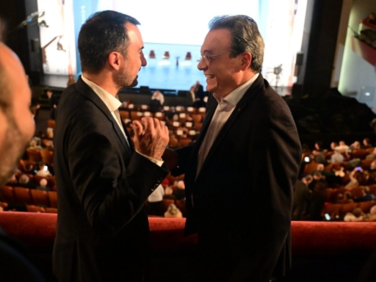 &Pi;&iota;&omicron; &kappa;&omicron;&nu;&tau;ά &pi;&alpha;&rho;ά &pi;&omicron;&tau;έ &Sigma;&Upsilon;&Rho;&Iota;&Zeta;&Alpha; &kappa;&alpha;&iota; &Nu;έ&alpha; &Alpha;&rho;&iota;&sigma;&tau;&epsilon;&rho;ά: &Tau;&iota; &sigma;&eta;&mu;&alpha;&tau;&omicron;&delta;&omicron;&tau;&epsilon;ί &tau;&omicron; &kappa;&omicron;&iota;&nu;ό &pi;ό&rho;&iota;&sigma;&mu;&alpha; &gamma;&iota;&alpha; &tau;&eta;&nu; &Epsilon;&xi;&epsilon;&tau;&alpha;&sigma;&tau;&iota;&kappa;ή