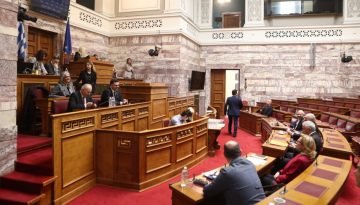 &Pi;&upsilon;&rho; &omicron;&mu;&alpha;&delta;ό&nu; &kappa;&alpha;&tau;ά &Kappa;&iota;&kappa;ί&lambda;&iota;&alpha; &alpha;&pi;ό &tau;&eta;&nu; &alpha;&nu;&tau;&iota;&pi;&omicron;&lambda;ί&tau;&epsilon;&upsilon;&sigma;&eta;: &Sigma;&phi;&omicron;&delta;&rho;ά &epsilon;&rho;&omega;&tau;ή&mu;&alpha;&tau;&alpha; &gamma;&iota;&alpha; &tau;&omicron;&upsilon;&sigmaf; 15 &nu;&epsilon;&kappa;&rho;&omicron;ύ&sigmaf; &tau;&omicron;&upsilon; &nu;&alpha;&upsilon;&alpha;&gamma;ί&omicron;&upsilon; &sigma;&tau;&eta; &Chi;ί&omicron;