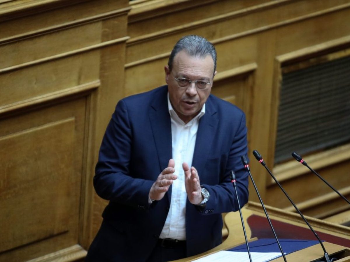 Πυρά Φάμελλου σε κυβέρνηση για Χίο και σε Καρυστιανού για αναχρονισμό