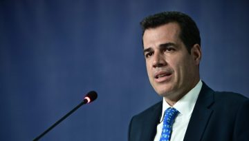 Πλεύρης: «Λέω στα παιδιά μου ότι ο παππούς τους έχει γράψει βιβλίο που αμφισβητεί το Ολοκαύτωμα» (Video)