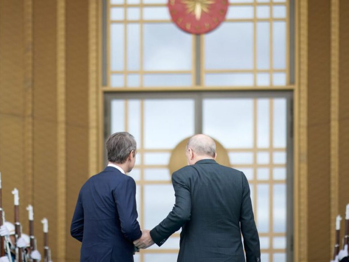 Πολίτικη κουζίνα και κομπολόγια: Παρασκήνια από τη συνάντηση Μητσοτάκη – Ερντογάν
