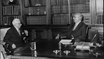 &Pi;&omicron;&lambda;&iota;&tau;&iota;&kappa;&omicron;ί vs &Sigma;&upsilon;&nu;&tau;&alpha;&gamma;&mu;&alpha;&tau;&omicron;&lambda;ό&gamma;&omega;&nu;: &Pi;&omicron;&iota;&omicron;&sigmaf; έ&chi;&epsilon;&iota; &tau;&omicron;&nu; &pi;&rho;ώ&tau;&omicron; &lambda;ό&gamma;&omicron; &sigma;&tau;&eta;&nu; &Alpha;&nu;&alpha;&theta;&epsilon;ώ&rho;&eta;&sigma;&eta;