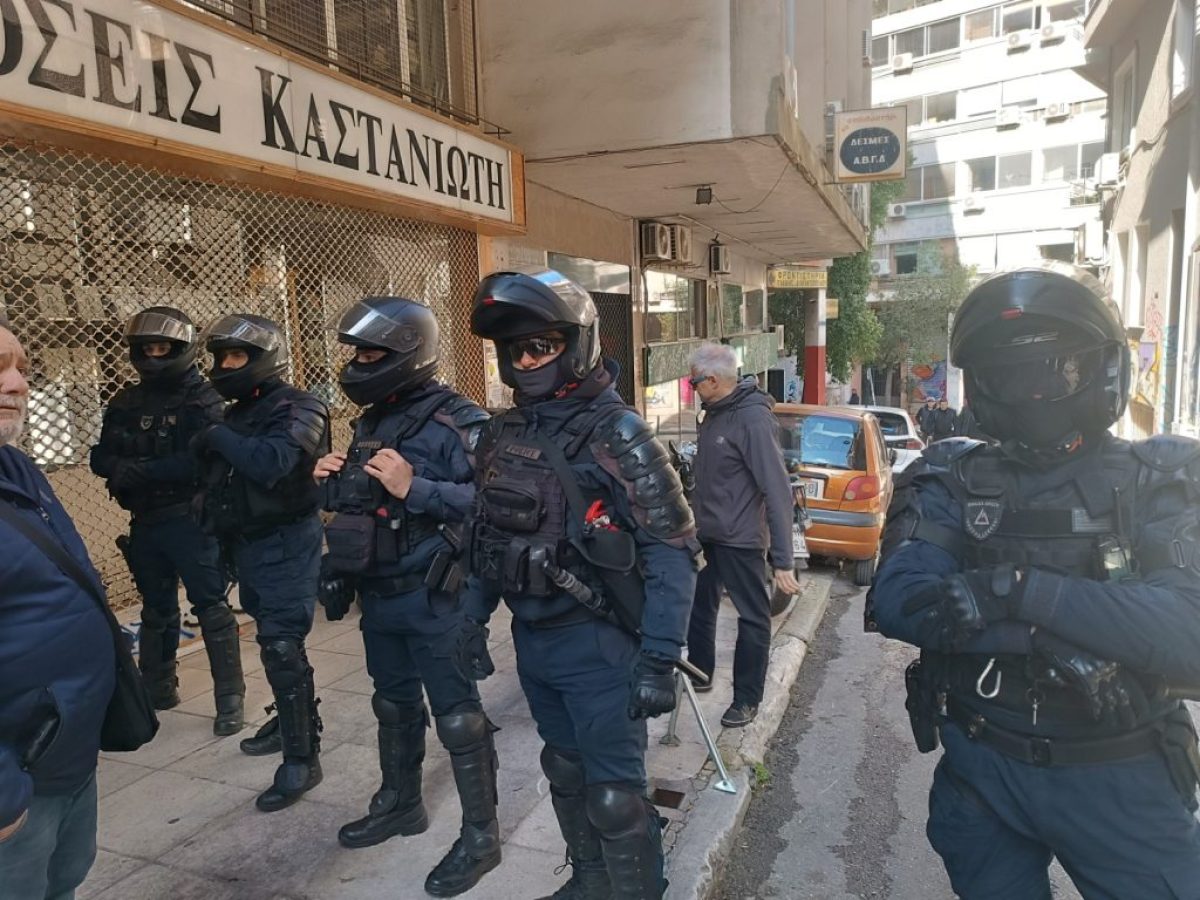 Πρόκληση! Επίθεση της ΕΛΑΣ στα γραφεία της Κομμουνιστικής Απελευθέρωσης (βίντεο)