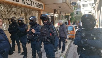 Πρόκληση! Επίθεση της ΕΛΑΣ στα γραφεία της Κομμουνιστικής Απελευθέρωσης (βίντεο)