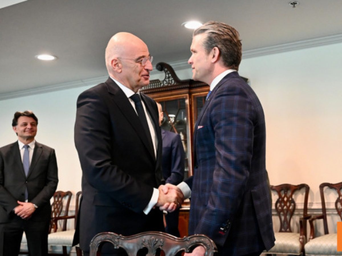 Πρόσκληση Δένδια στον Χέγκσεθ να επισκεφθεί την Ελλάδα, συζήτησαν για τα F-35