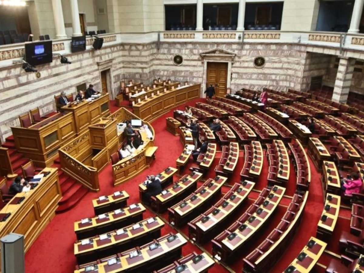 Ψηφίστηκε η “νόμιμη μετανάστευση” εν μέσω σφοδρής σύγκρουσης: Βουλή σε πολεμικό κλίμα