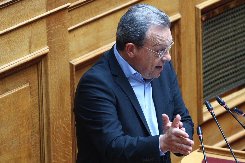 s.-famellos-apo-sintagma-emis