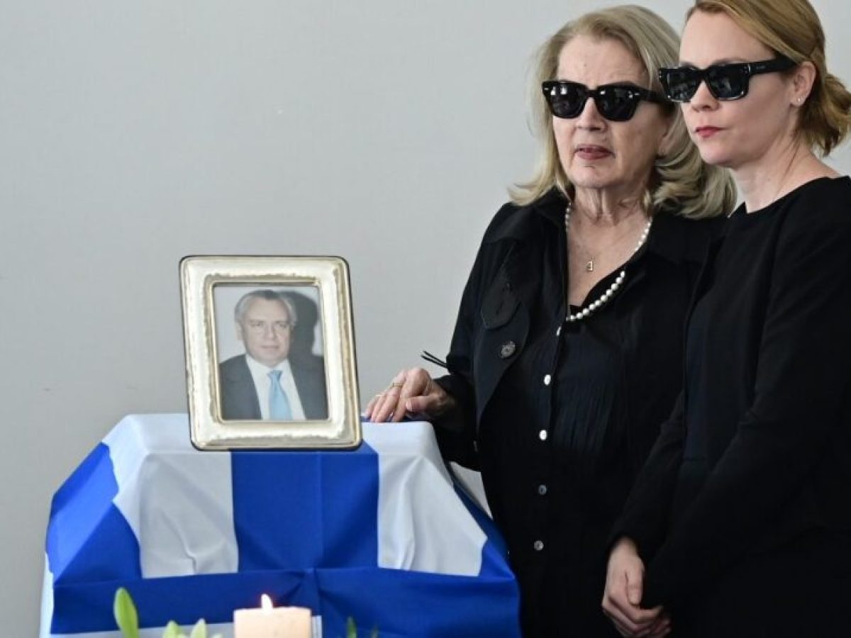 Σε κλίμα συγκίνησης η κηδεία του Αναστάση Παπαληγούρα – Παρόντες Καραμανλής και Σαμαράς