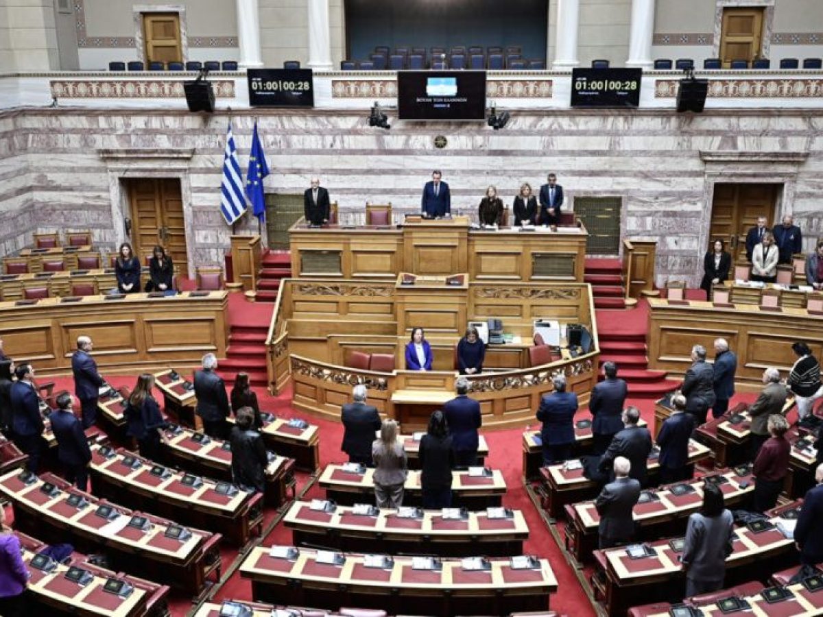 Σφοδρή αντιπαράθεση στη Βουλή μία μέρα πριν τη μαύρη επέτειο – 57 νεκροί ζητούν απαντήσεις