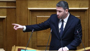 Σφοδρή επίθεση Ανδρουλάκη σε Μητσοτάκη στη Βουλή για τις υποκλοπές και την ακρίβεια στο ρεύμα – Προκλητική σιωπή Μητσοτάκ
