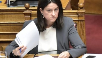 Σφοδρή κριτική της αντιπολίτευσης στο νομοσχέδιο «κοινωνικής συμφωνίας» της Κεραμέως για τις συλλογικές συμβάσεις εργασία