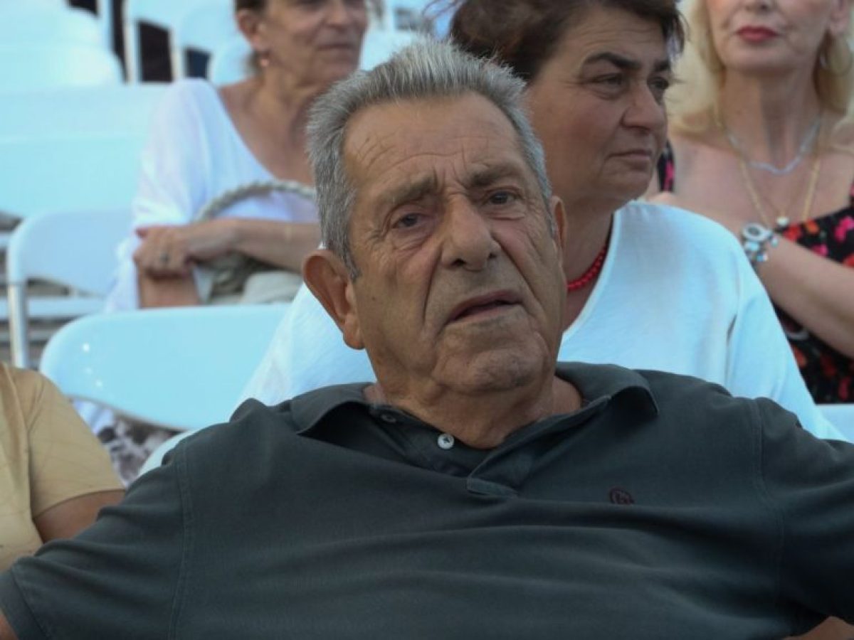 &Sigma;&upsilon;&gamma;&kappa;&iota;&nu;&epsilon;ί &omicron; &Alpha;&nu;&delta;&rho;έ&alpha;&sigmaf; &Phi;&omicron;ύ&rho;&alpha;&sigmaf;: &Epsilon;&delta;ώ &kappa;&alpha;&iota; &tau;&rho;&epsilon;&iota;&sigmaf; &mu;ή&nu;&epsilon;&sigmaf; &beta;&iota;ώ&nu;&omega; &tau;&eta;&nu; &sigma;&kappa;&lambda;&eta;&rho;ή &epsilon;&mu;&pi;&epsilon;&iota;&rho;ί&alpha; &tau;&omicron;&upsilon; &kappa;&alpha;&rho;&kappa;&iota;&nu;&omicron;&pi;&alpha;&theta;&omicron;ύ&sigmaf; &ndash; &Epsilon;&lambda;&pi;ί&zeta;&omega; &pi;&omega;&sigmaf; &theta;&alpha; &alpha;&nu;&tau;έ&xi;&omega;