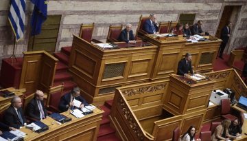 &Sigma;ύ&gamma;&kappa;&rho;&omicron;&upsilon;&sigma;&eta; &Mu;&eta;&tau;&sigma;&omicron;&tau;ά&kappa;&eta; &Alpha;&nu;&delta;&rho;&omicron;&upsilon;&lambda;ά&kappa;&eta; &sigma;&tau;&eta; &Beta;&omicron;&upsilon;&lambda;ή &ndash; &Tau;&alpha; &epsilon;&nu;&epsilon;&rho;&gamma;&epsilon;&iota;&alpha;&kappa;ά &laquo;&kappa;&alpha;&rho;&phi;&iota;ά&raquo;, &eta; &laquo;&sigma;&iota;&omega;&pi;ή&raquo; &gamma;&iota;&alpha; &upsilon;&pi;&omicron;&kappa;&lambda;&omicron;&pi;έ&sigmaf;
