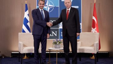 &Sigma;&upsilon;&nu;ά&nu;&tau;&eta;&sigma;&eta; &Mu;&eta;&tau;&sigma;&omicron;&tau;ά&kappa;&eta; &ndash; &Epsilon;&rho;&nu;&tau;&omicron;&gamma;ά&nu;: &Omicron;&iota; &laquo;&kappa;ό&kappa;&kappa;&iota;&nu;&epsilon;&sigmaf; &gamma;&rho;&alpha;&mu;&mu;έ&sigmaf;&raquo; &kappa;&alpha;&iota; &eta; &epsilon;&pi;&iota;&mu;&omicron;&nu;ή &sigma;&tau;&omicron;&nu; &delta;&iota;ά&lambda;&omicron;&gamma;&omicron;