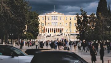 &Sigma;&upsilon;&nu;&tau;&alpha;&gamma;&mu;&alpha;&tau;&iota;&kappa;ή &Alpha;&nu;&alpha;&theta;&epsilon;ώ&rho;&eta;&sigma;&eta;: &Omicron;&iota; &alpha;&lambda;&lambda;&alpha;&gamma;έ&sigmaf; &sigma;&tau;&omicron; ά&rho;&theta;&rho;&omicron; &pi;&epsilon;&rho;ί &epsilon;&upsilon;&theta;ύ&nu;&eta;&sigmaf; &upsilon;&pi;&omicron;&upsilon;&rho;&gamma;ώ&nu;