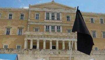 Συνταγματική αναθεώρηση: Πυρ ομαδόν κατά Μητσοτάκη