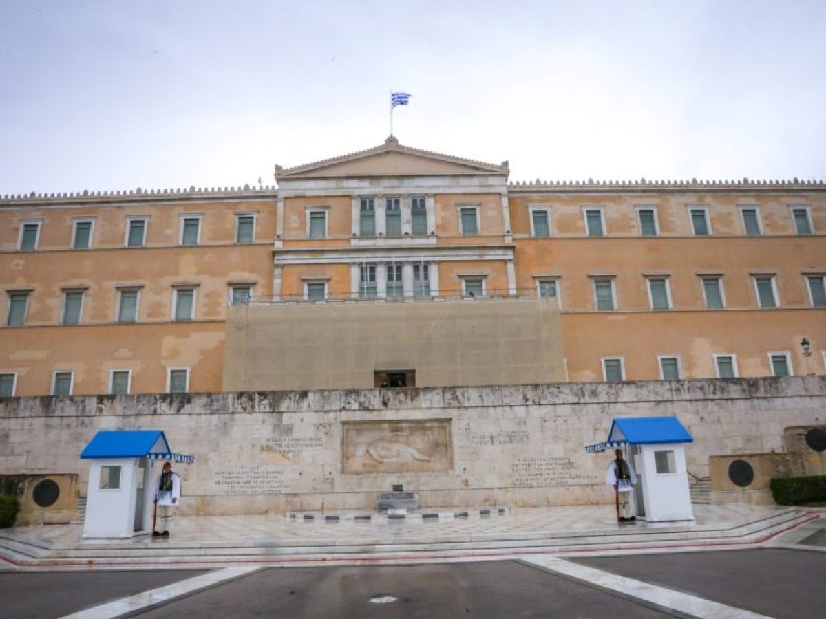 Συνταγματική αναθεώρηση: Πώς μπορεί να συνδέεται με πιθανές… πρόωρες κάλπες