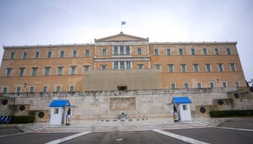 Συνταγματική αναθεώρηση: Πώς μπορεί να συνδέεται με πιθανές… πρόωρες κάλπες