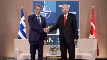 &Sigma;&tau;&alpha; &laquo;ή&rho;&epsilon;&mu;&alpha; &nu;&epsilon;&rho;ά&raquo; &mu;&epsilon; &kappa;ό&kappa;&kappa;&iota;&nu;&epsilon;&sigmaf; &gamma;&rho;&alpha;&mu;&mu;έ&sigmaf;: &Alpha;&theta;ή&nu;&alpha; &kappa;&alpha;&iota; &Alpha;&gamma;&kappa;&upsilon;&rho;&alpha; &lambda;ί&gamma;&omicron; &pi;&rho;&iota;&nu; &tau;&omicron; &kappa;&rho;ί&sigma;&iota;&mu;&omicron; &tau;&epsilon;&tau; &alpha; &tau;&epsilon;&tau;