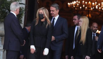 Στη κηδεία της Γλύκατζη-Αρβελέρ η Μαρέβα Μητσοτάκη – Η πρώτη της εμφάνιση μετά το χειρουργείο στα χέρια