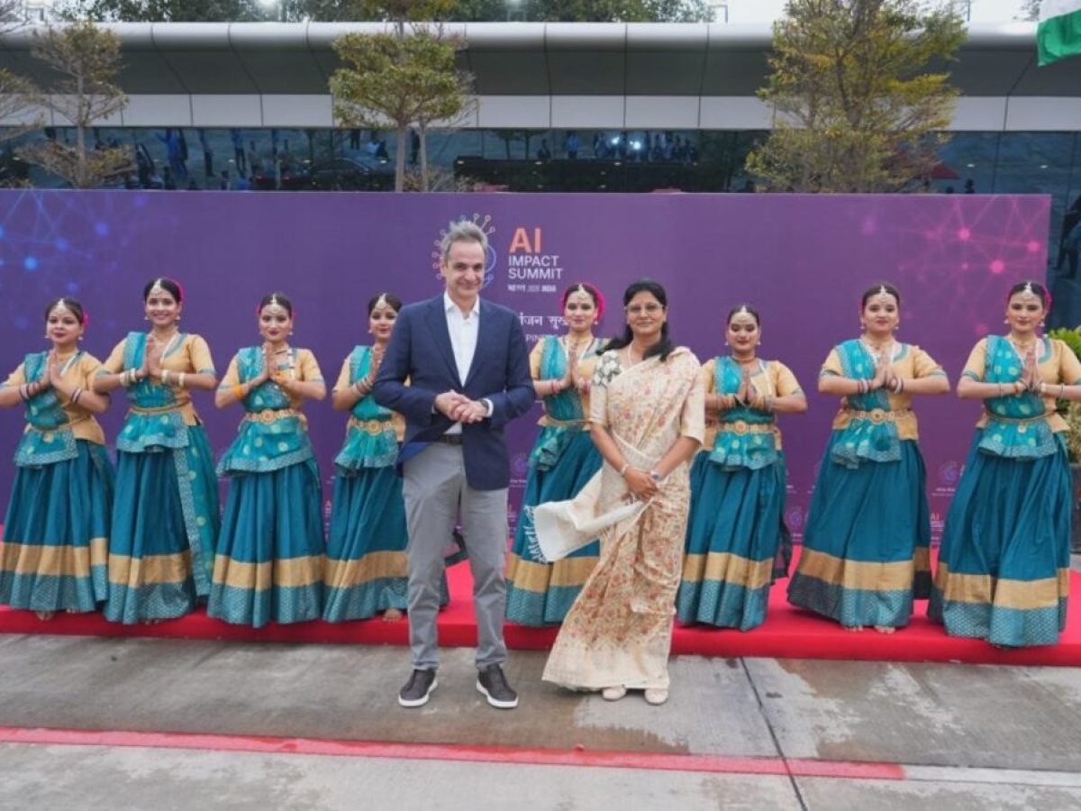 Στην Ινδία ο Πρωθυπουργός – η θερμή χειραψία με Μόντι και η υποδοχή από χορεύτριες (βίντεο)