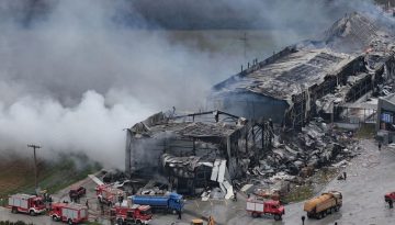 &laquo;&Sigma;&tau;&iota;&sigmaf; 3 &chi;ώ&rho;&epsilon;&sigmaf; &mu;&epsilon; &tau;&alpha; &lambda;&iota;&gamma;ό&tau;&epsilon;&rho;&alpha; &epsilon;&rho;&gamma;&alpha;&tau;&iota;&kappa;ά &delta;&upsilon;&sigma;&tau;&upsilon;&chi;ή&mu;&alpha;&tau;&alpha;&raquo;; &Omicron; &iota;&sigma;&chi;&upsilon;&rho;&iota;&sigma;&mu;ό&sigmaf; &Mu;&eta;&tau;&sigma;&omicron;&tau;ά&kappa;&eta; &delta;&epsilon;&nu; &alpha;&pi;&omicron;&delta;&epsilon;&iota;&kappa;&nu;ύ&epsilon;&tau;&alpha;&iota; &ndash; &kappa;&alpha;&iota; &alpha;&upsilon;&tau;ό &epsilon;ί&nu;&alpha;&iota; &pi;&omicron;&lambda;&iota;&tau;&iota;&kappa;ά &beta;&alpha;