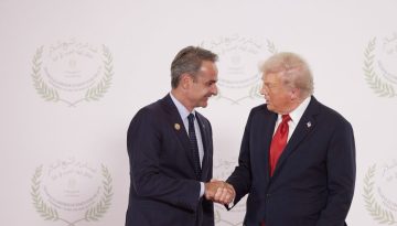 Τα… ζυγίζει η κυβέρνηση για το Συμβούλιο Ειρήνης του Τραμπ