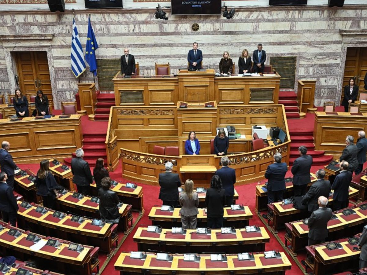 Τέμπη: Ενός λεπτού σιγή και συγκίνηση στη Βουλή για τα τρία χρόνια