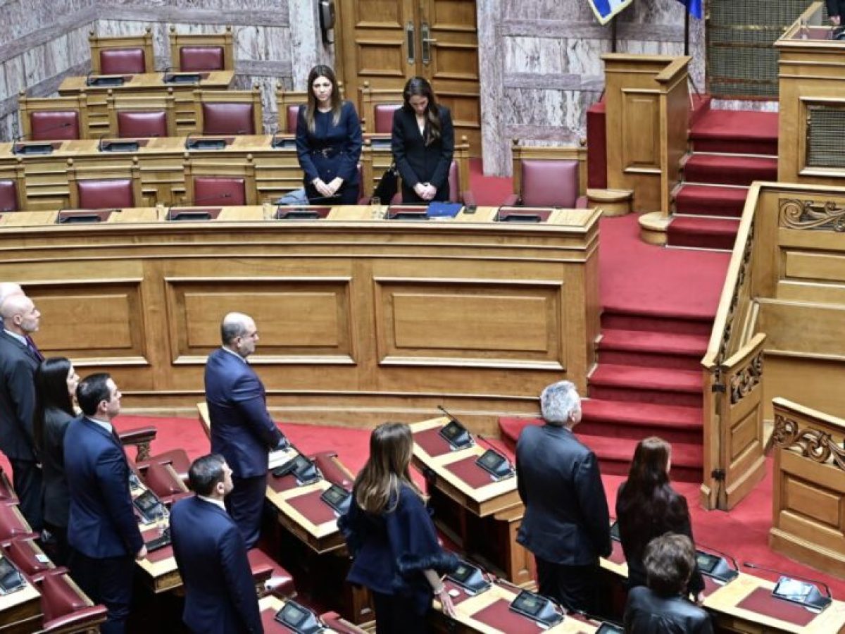 Τέμπη: Επετειακή αναφορά στη Βουλή για τα 57 θύματα και ενός λεπτού σιγή