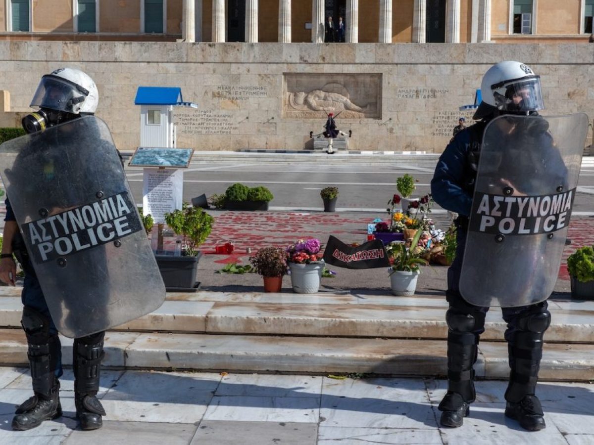 Τέμπη: Η δημοκρατία διαδηλώνει στον Άγνωστο Στρατιώτη