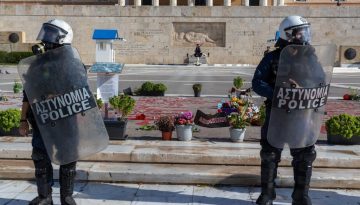 Τέμπη: Η δημοκρατία διαδηλώνει στον Άγνωστο Στρατιώτη
