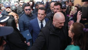 &laquo;&Theta;&lambda;&iota;&beta;&epsilon;&rho;ό&sigmaf; &pi;&rho;&omega;&tau;&alpha;&gamma;&omega;&nu;&iota;&sigma;&tau;ή&sigmaf; &omicron; Ά&delta;&omega;&nu;&iota;&sigmaf; &Gamma;&epsilon;&omega;&rho;&gamma;&iota;ά&delta;&eta;&sigmaf; &sigma;&kappa;&eta;&nu;&iota;&kappa;ώ&nu; &alpha;&sigma;&tau;&upsilon;&nu;&omicron;&mu;&iota;&kappa;ή&sigmaf; &beta;ί&alpha;&sigmaf; &epsilon;&nu;&alpha;&nu;&tau;ί&omicron;&nu; &gamma;&iota;&alpha;&tau;&rho;ώ&nu;&raquo;, &tau;&omicron;&nu;ί&zeta;&epsilon;&iota; &omicron; &Sigma;&Upsilon;&Rho;&Iota;&Zeta;&Alpha;
