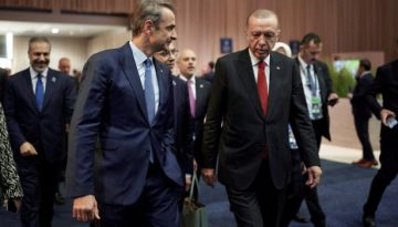 &Tau;&iota; &pi;&rho;&omicron;&sigma;&delta;&omicron;&kappa;ά &eta; &epsilon;&lambda;&lambda;&eta;&nu;&iota;&kappa;ή &pi;&lambda;&epsilon;&upsilon;&rho;ά &alpha;&pi;ό &tau;&omicron; &tau;&alpha;&xi;ί&delta;&iota; &Mu;&eta;&tau;&sigma;&omicron;&tau;ά&kappa;&eta; &sigma;&tau;&eta;&nu; Ά&gamma;&kappa;&upsilon;&rho;&alpha;