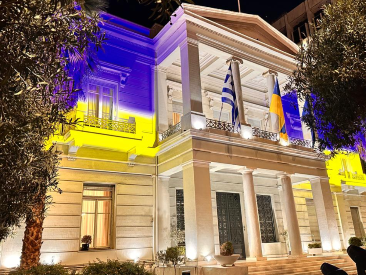 Το υπουργείο Εξωτερικών φωταγωγήθηκε στα χρώματα της Ουκρανίας για τα 4 χρόνια από την ρωσική εισβολή
